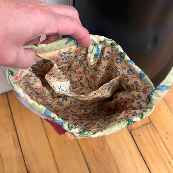 Handmade Quilted Floral Crossbody Bag with Toggle Closure - Picture 4 of 7